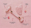 Set de rodillo y piedra gua sha de cuarzo rosa con infografía de beneficios para el rostro